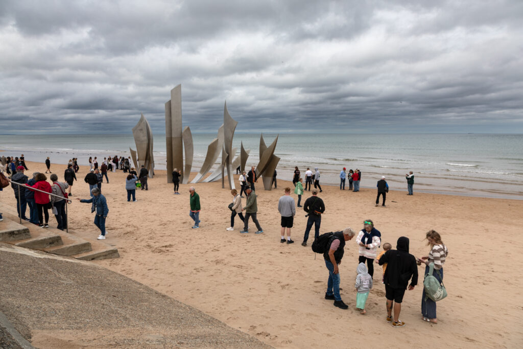 Les Braves sculpture by Anilore Banon