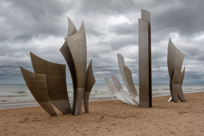 Les Braves sculpture by Anilore Banon